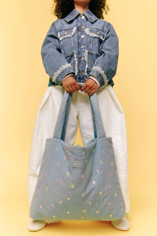 Herzen auf hellblauem Denim der Studio Noos Mom Bag