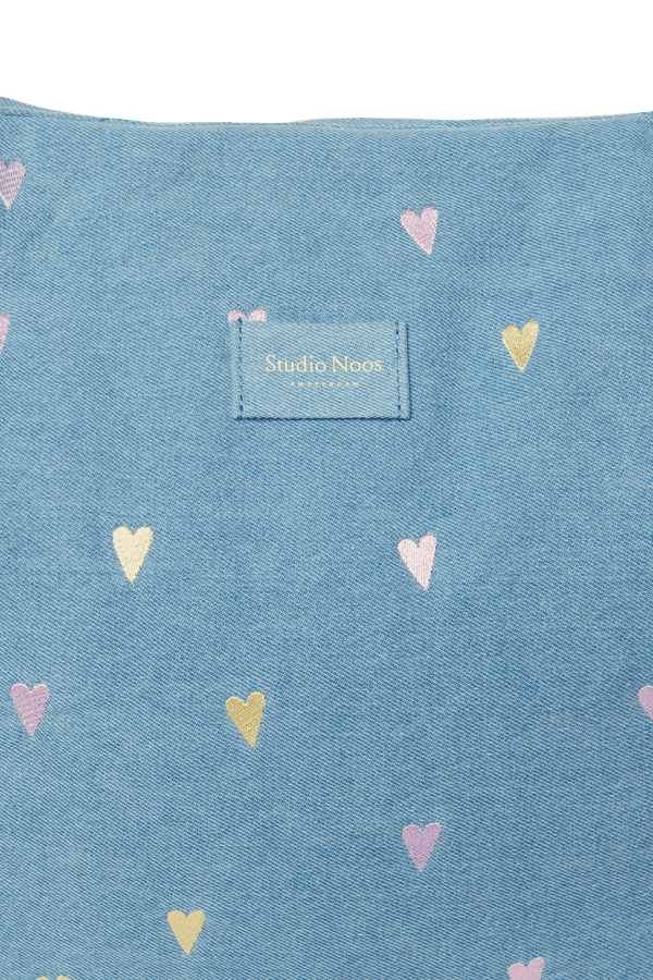 Studio Noos Denim Mom Bag Light Blue Hearts geöffnet mit viel Stauraum