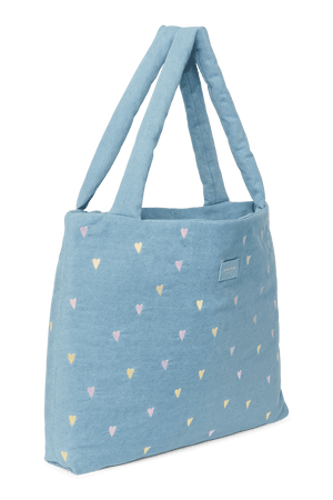 Studio Noos Mom Bag Light Blue Hearts über der Schulter getragen