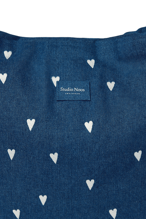 Studio Noos Denim Mom Bag Dark Blue White Hearts geöffnet mit viel Stauraum