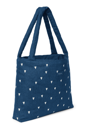 Studio Noos Mom Bag Dark Blue White Hearts über der Schulter getragen