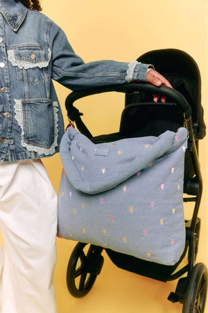 Kleine Herzen auf dem hellblauen Denim der Studio Noos Wickeltasche