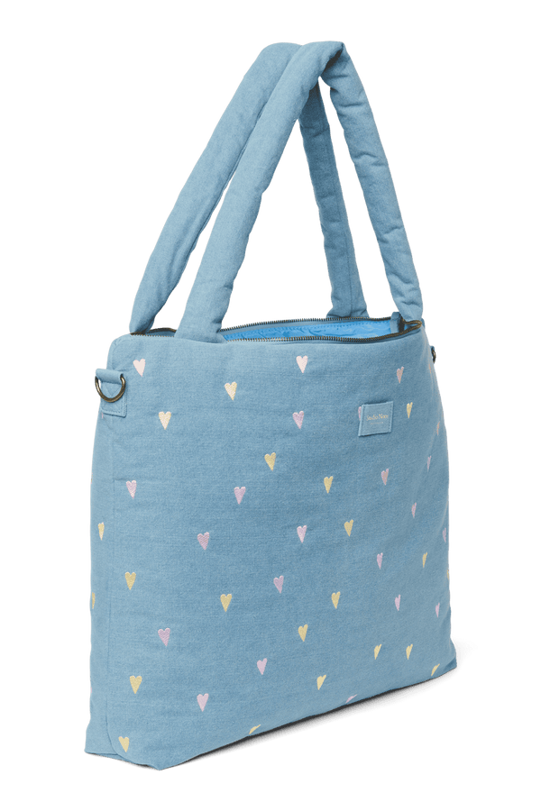 Studio Noos Wickeltasche Light Blue Hearts über der Schulter getragen