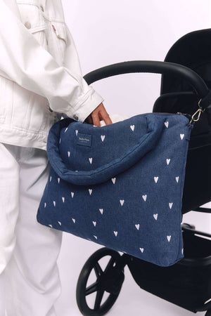 Weisse Herzen auf dunkelblauem Denim der Studio Noos Wickeltasche