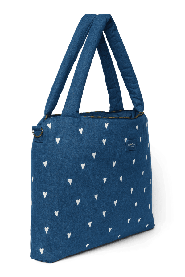 Studio Noos Wickeltasche Dark Blue White Hearts umgehängt getragen
