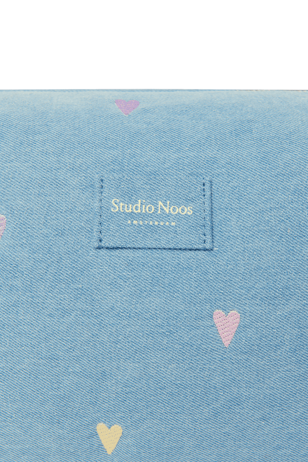 Kleine Herzen auf dem hellblauen Denim des Studio Noos Necessaires