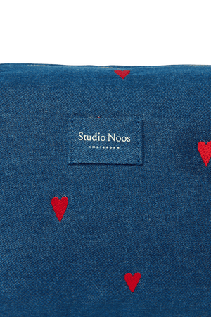 Rote Herzen auf dunklem Denim des Studio Noos Necessaires