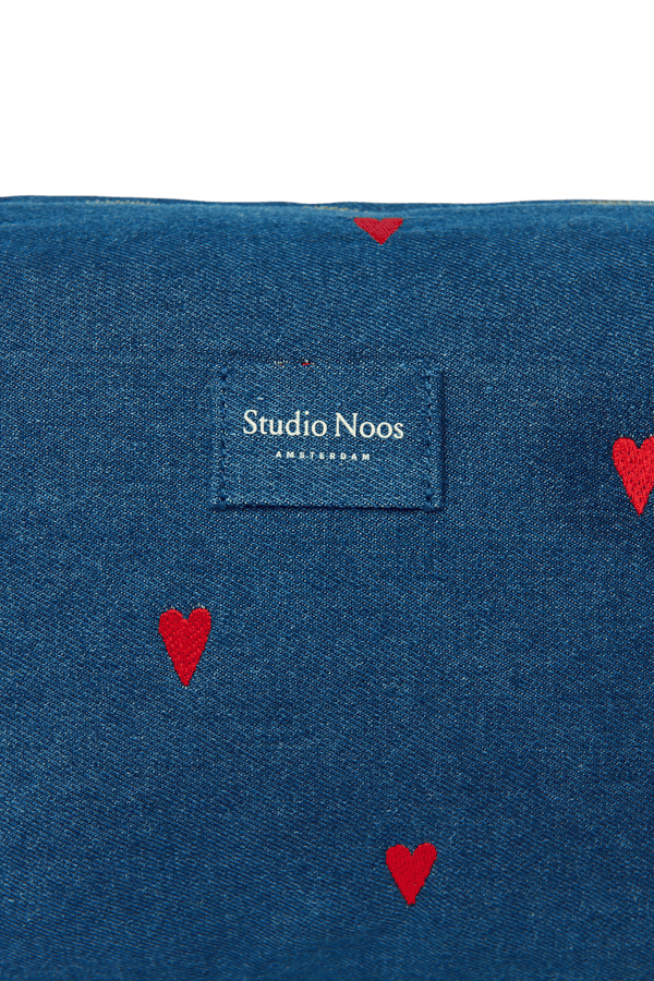 Rote Herzen auf dunklem Denim des Studio Noos Necessaires