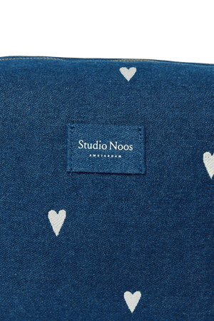 Weisse Herzen auf dunkelblauem Denim des Studio Noos Necessaires