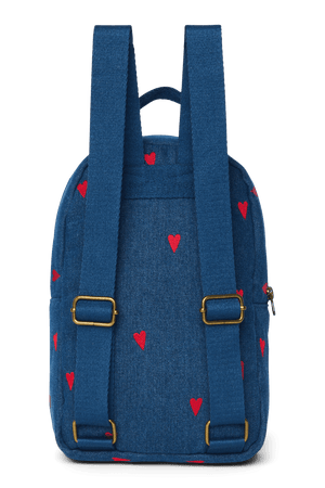 Kind trägt den Studio Noos Denim Mini Rucksack Dark Blue Red Hearts