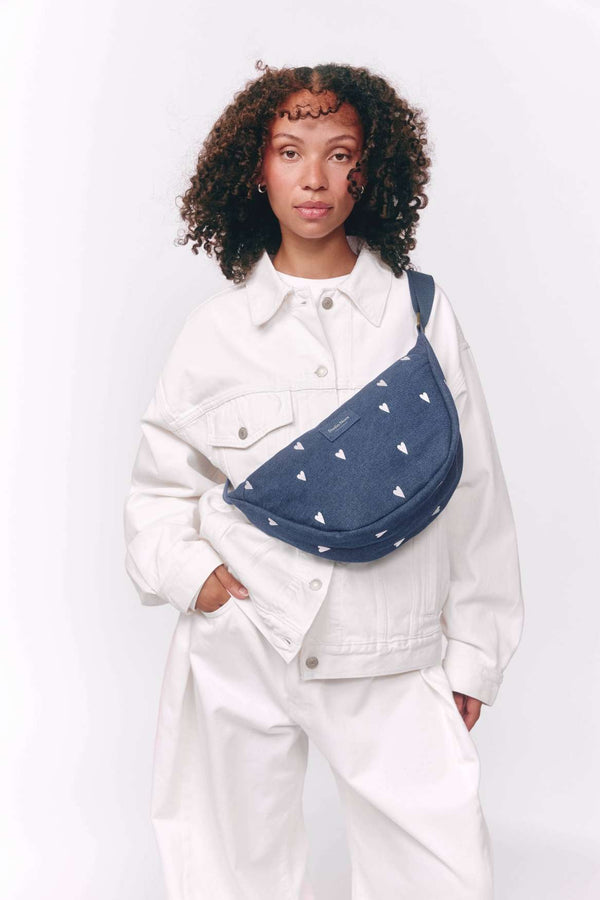 Weisse Herzen auf dunkelblauem Denim der Studio Noos Gürteltasche