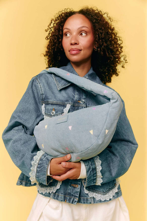 Mini Umhängetasche von Studio Noos mit Herzen auf hellblauem Denim