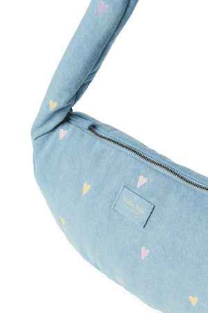 Studio Noos Mini Cross Body Bag Light Blue Hearts quer getragen
