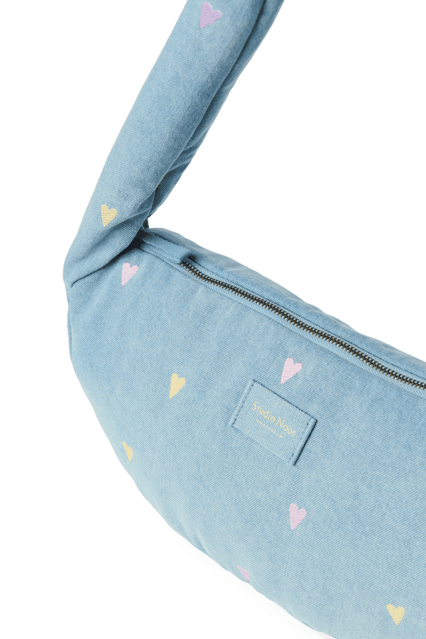 Studio Noos Mini Cross Body Bag Light Blue Hearts quer getragen