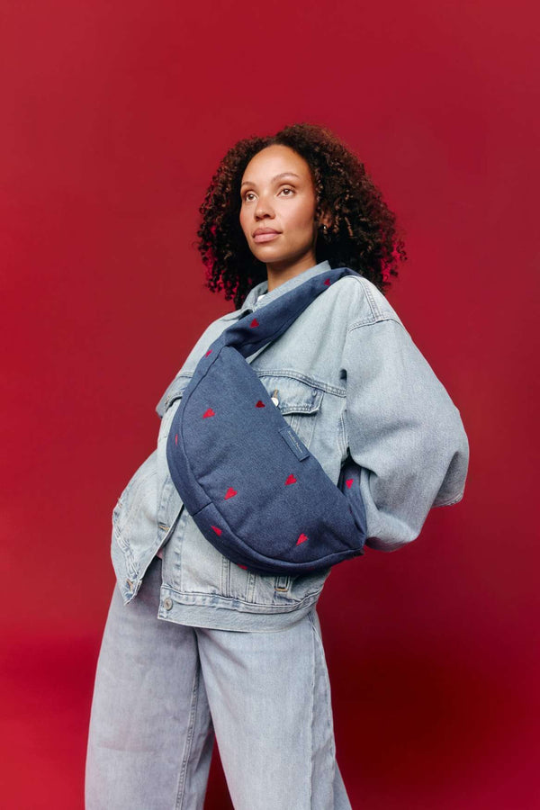 Rote Herzen auf dunklem Denim der Studio Noos Mini Cross Body Bag
