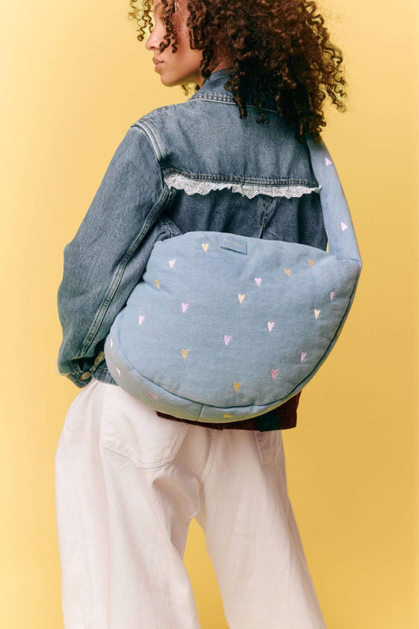 Herzen auf hellblauem Denim der Studio Noos Cross Body Bag