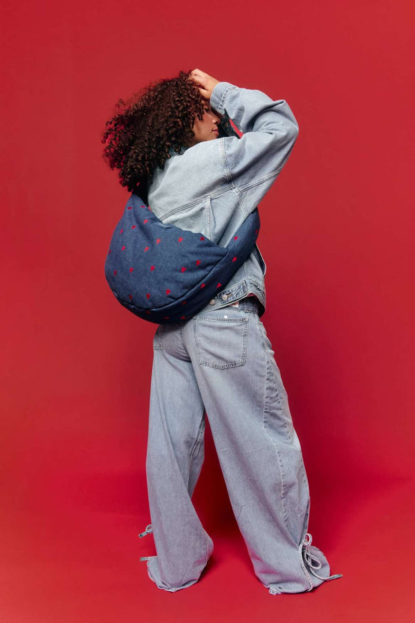 Rote Herzen auf dunklem Denim der Studio Noos Cross Body Bag