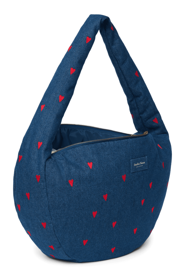 Studio Noos Cross Body Bag mit roten Herzen quer umgehängt