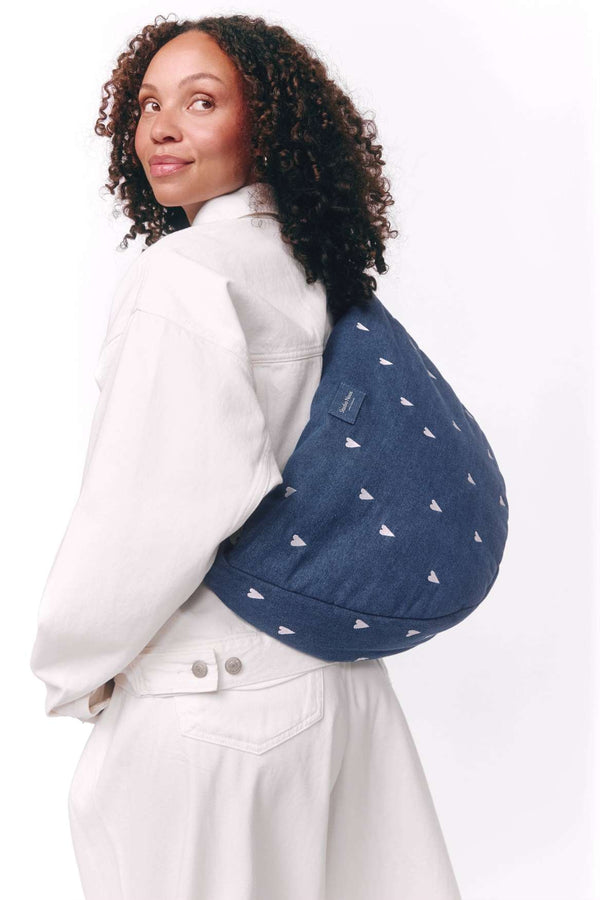 Weisse Herzen auf dunkelblauem Denim der Studio Noos Cross Body Bag