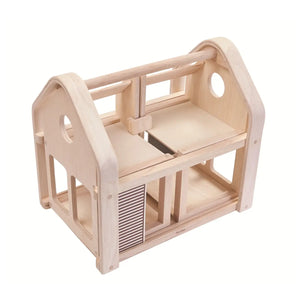 Kind spielt am Slide N Go Puppenhaus von PlanToys