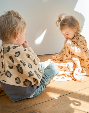 Boo Frottee-Lätzchen Desert Dune von Little Casimir am Kind
