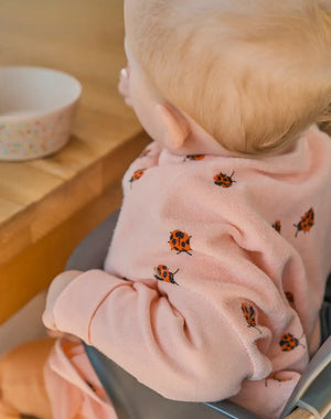 Little Casimir Boo Love Bugs Frottee-Lätzchen Nahaufnahme