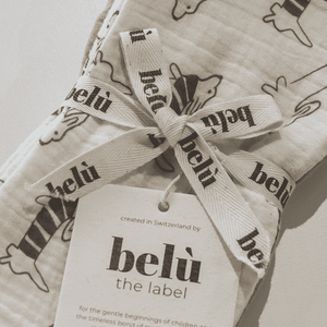Dackel-Print der belù Mulltücher Sausage Dog im Detail