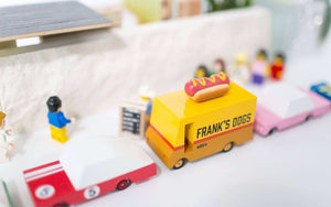 Hotdog-Lieferwagen von Candylab Toys aus der CANDYCAR-Holzautoserie