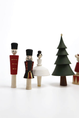 Kind spielt mit dem Nutcracker Theater von SABO concept