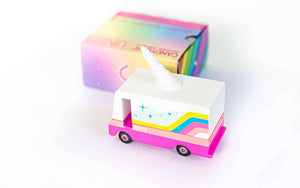 Einhorn-Motiv auf der Fahrzeugseite des Candylab Lieferwagens 2.0