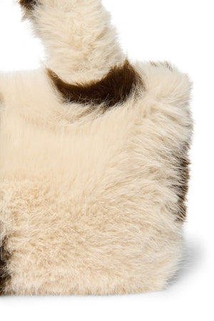 Kind trägt die Mini Handtasche Holy Cow von Studio Noos