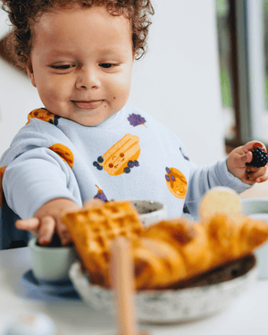 Little Casimir Lätzchen Boo Blueberry Pancake für Kinder ab 6 Monaten