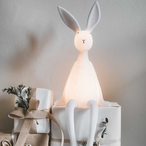 Nachtlicht Joseph der Hase von Rose in April auf dem Nachttisch