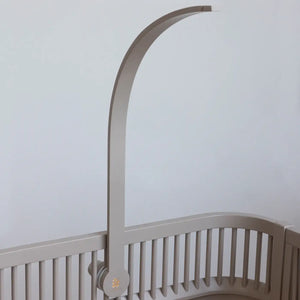 Sebra Mobile-Halter Jetty Beige mit aufgehängtem Mobile