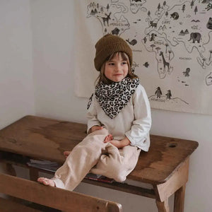 Rose in April Swaddle Leopard Greige, Muster im Detail