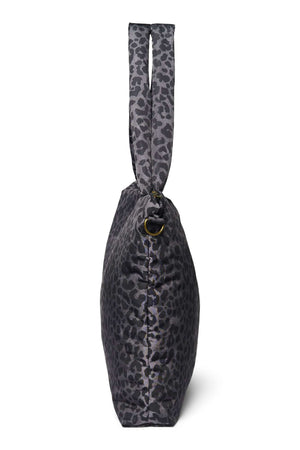 Studio Noos Wickeltasche mit D-Ringen am Kinderwagen befestigt