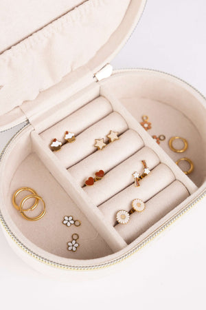 Mrs. Ertha Aura Schatulle Daisy im Kinderzimmer mit Schmuck