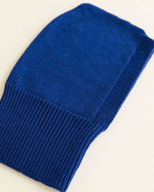 Balaclava von Hvid in Kobaltblau von der Seite