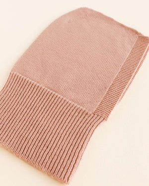 Hvid Merino-Sturmhaube Rose von hinten