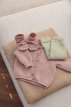 Hvid Babyschuhe Powder am Fuss, Nahaufnahme