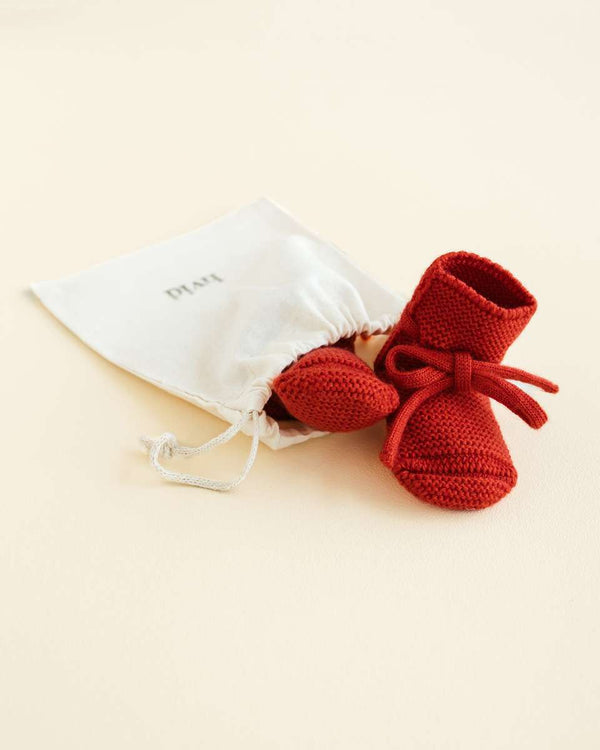 Schnürung der roten Booties von Hvid im Detail
