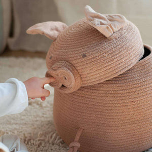 Peggy the Pig von Lorena Canals aus recycelten Flaschen und Baumwolle