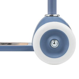 Blauer Banwood Scooter, Nahaufnahme der Vorderräder