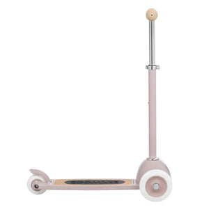 Holzdeck und Trittfläche des Banwood Scooter Dusty Pink