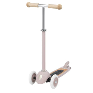 Vorderräder des Banwood Kinderrollers in Dusty Pink
