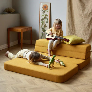 byKlipKlap Spielsofa Mustard ganz aufgeklappt als 210 cm lange Spielmatratze