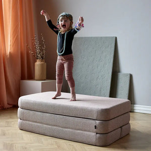 byKlipKlap Spielsofa Rosé – Spielszene im Kinderzimmer