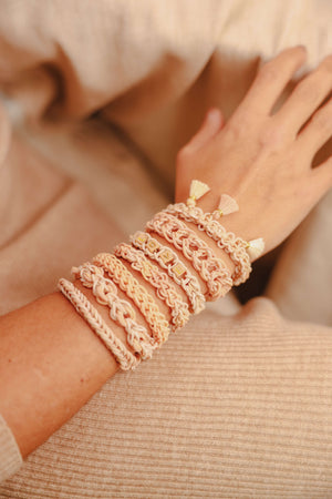 Kind bastelt mit dem Banglies Armband-Set von Mrs. Ertha
