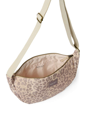 Puffy Gürteltasche Studio Noos Beige Leopard getragen