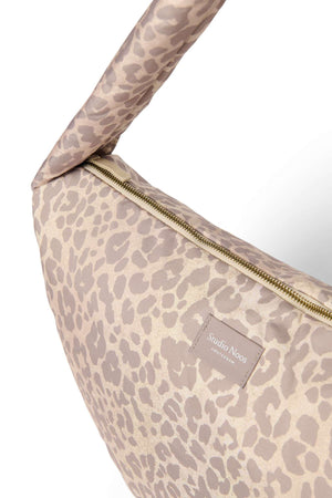Studio Noos Puffy Cross Body Bag im Leopardenmuster Beige